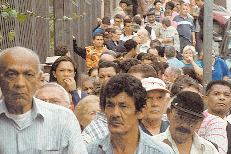 Aposentados aguardam em fila para receber formulários para a revisão dos benefícios do INSS, em São Paulo (SP) - 19/11/2003