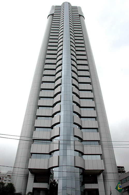 Edifício Plaza Centenário, conhecido como Robocop, na avenida das Nações Unidas, em São Paulo