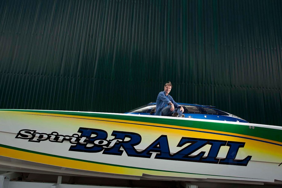 Eike Batista em cima de sua lancha em Angra do Reis.