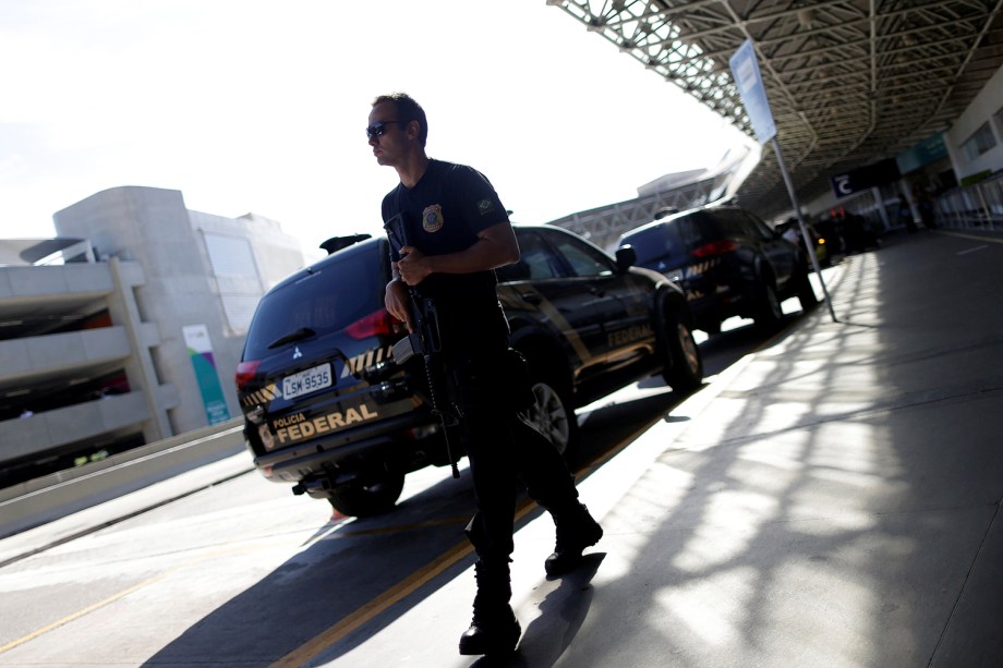 Agente da Polícia Federal aguarda desembarque de Eike Batista no Rio de Janeiro -  30/01/2017