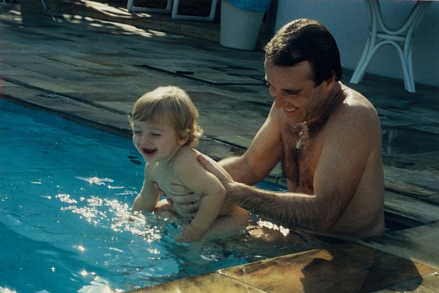 Thor na piscina com o pai, Eike Batista - 01/06/2011