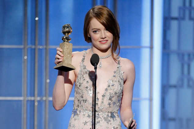 Emma Stone recebe o Globo de Ouro de melhor atriz por 'La La Land'