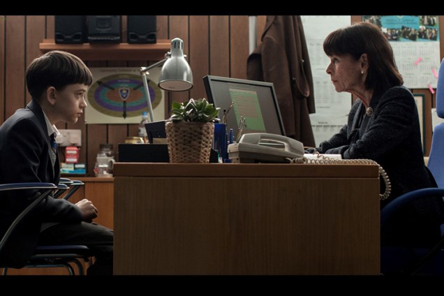 Conor (Lewis MacDougall) e professora (Geraldine Chaplin), em cena do filme 'Sete Minutos Depois da Meia Noite'