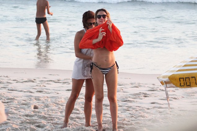 Fernanda Gentil e a namorada Priscila Montandon são vistas em praia na Barra da Tijuca, no Rio de Janeiro (RJ) - 15/01/2017