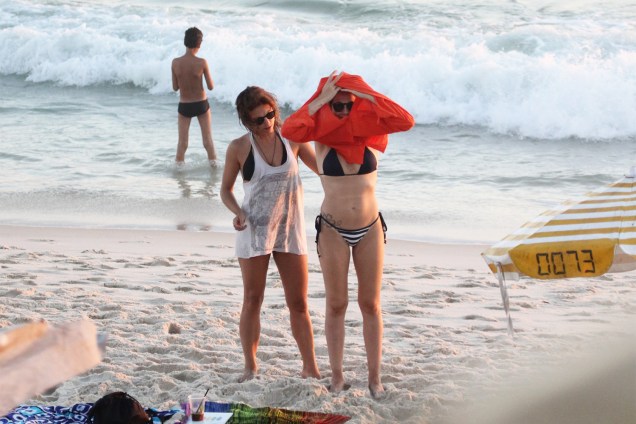 Fernanda Gentil e a namorada Priscila Montandon são vistas em praia na Barra da Tijuca, no Rio de Janeiro (RJ) - 15/01/2017