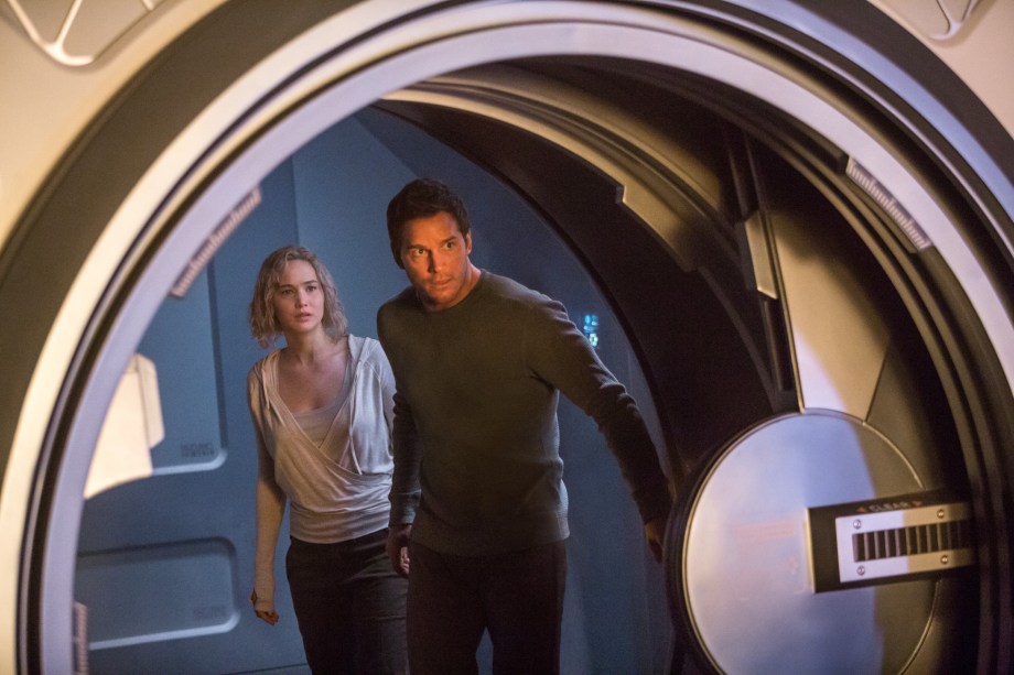 Jim Preston (Chris Pratt) e Aurora (Jennifer Lawrence) encaram a solidão de uma nave espacial em 'Passageiros'