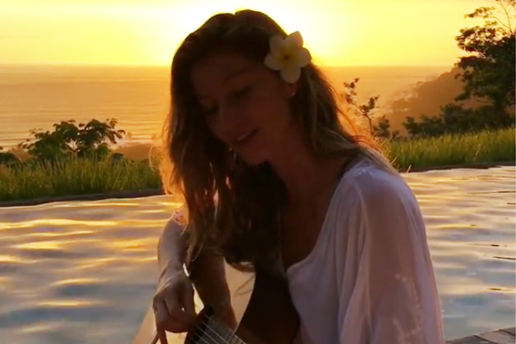 Gisele Bundchen posta vídeo cantando e tocando violão no Instagram