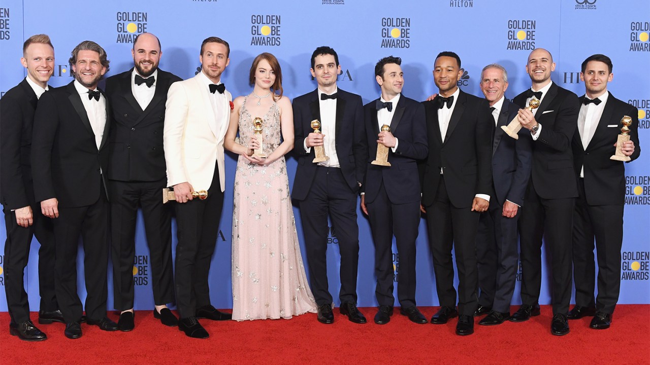 Elenco de 'La La Land' posa para fotos após receberem sete prêmios no Globo de Ouro, realizado em Beverly Hills, no estado americano da California - 08/01/2017