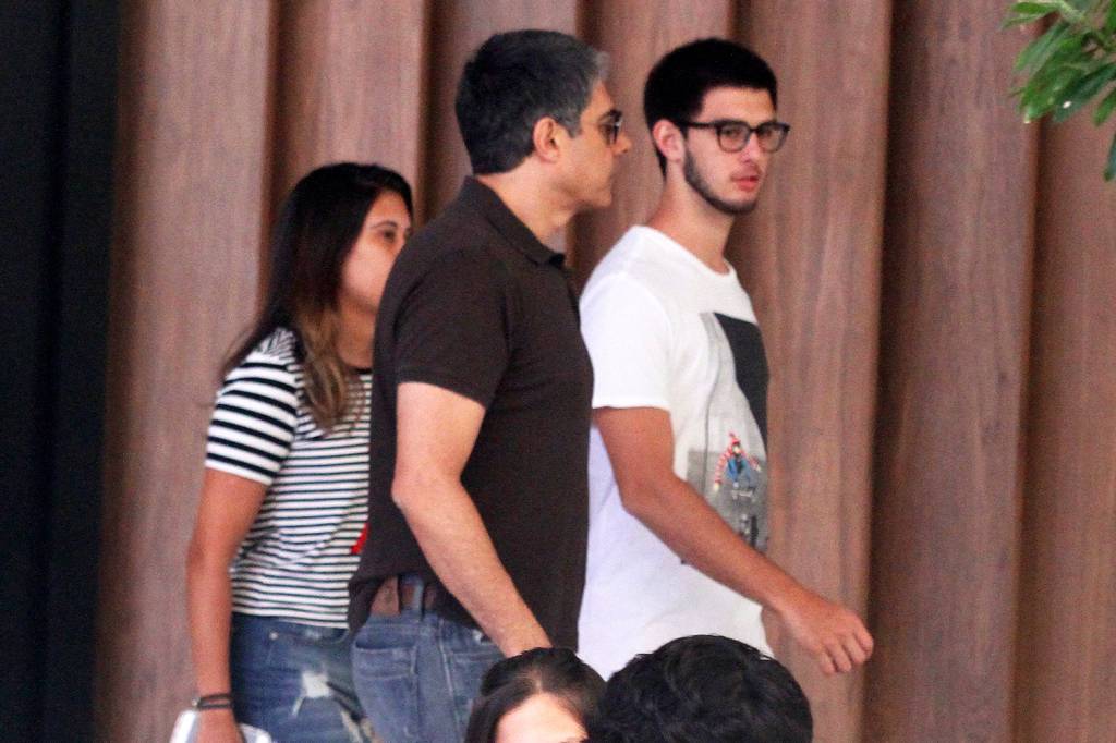 William Bonner passeia com os filhos no Rio de Janeiro (RJ) O apresentador William Bonner é visto em shopping de São Conrado, no Rio de Janeiro (RJ), com os filhos Vinícius Bonemer e Beatriz Bonner - 15/01/2017