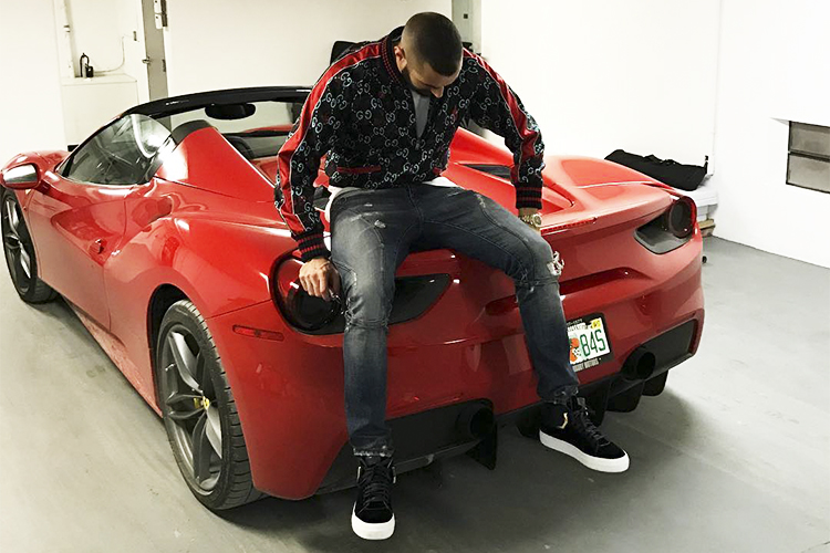 O jogador Benzema, do Real Madrid, posta foto com Ferrari nas redes sociais