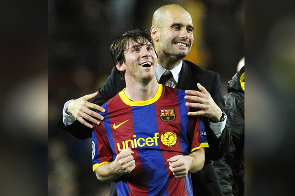 O então técnico do Barcelona, Pep Guardiola, comemora com Lionel Messi após o time catalão se classificar para a final da Liga dos Campeões da Europa - 03/05/2011