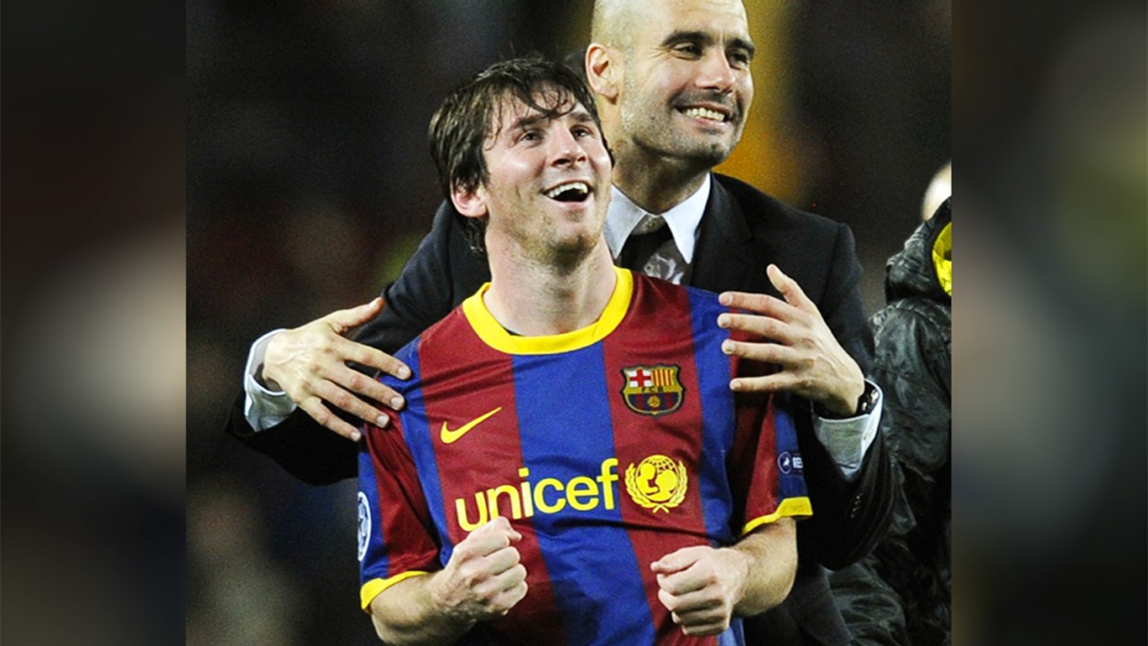 O então técnico do Barcelona, Pep Guardiola, comemora com Lionel Messi após o time catalão se classificar para a final da Liga dos Campeões da Europa - 03/05/2011