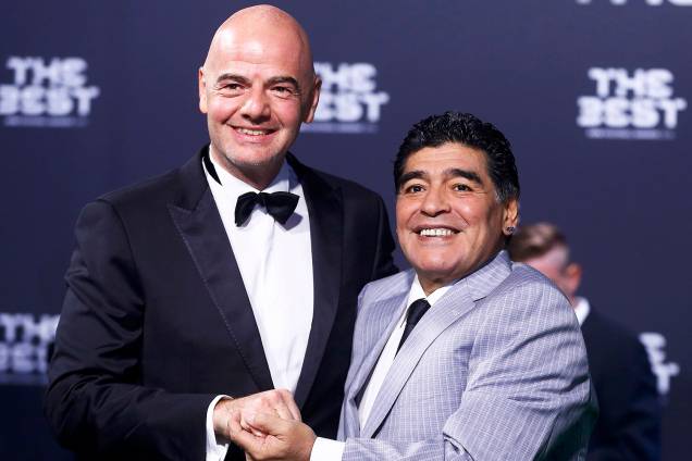 O presidente da FIFA, Gianni Infantino, e o ex-jogador Diego Armando Maradona chegam para a cerimônia de premiação da Bola de Ouro, que elege os melhores jogadores e técnicos do mundo, em Zurique, na Suíça - 09/01/2017
