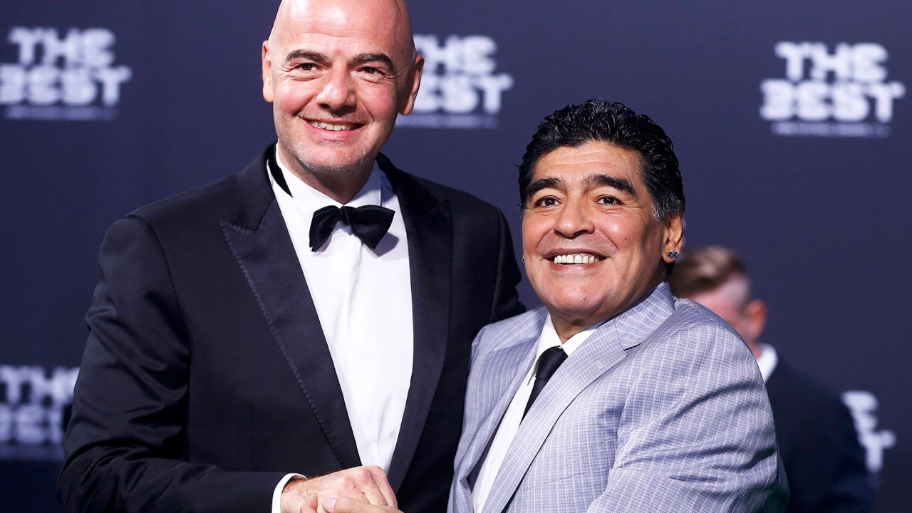 O presidente da FIFA, Gianni Infantino, e o ex-jogador Diego Armando Maradona chegam para a cerimônia de premiação da Bola de Ouro, que elege os melhores jogadores e técnicos do mundo, em Zurique, na Suíça - 09/01/2017