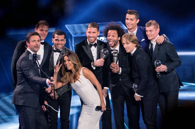 Os apresentadores Marco Schreyl e Eva Longoria tiram uma selfie com jogadores, durante o o Prêmio de Melhor do Mundo da Fifa, na Suíça