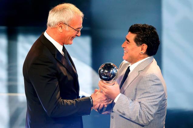 O técnico do Leicester City, Claudio Ranieri, recebe das mãos de Maradona o prêmio de melhor técnico