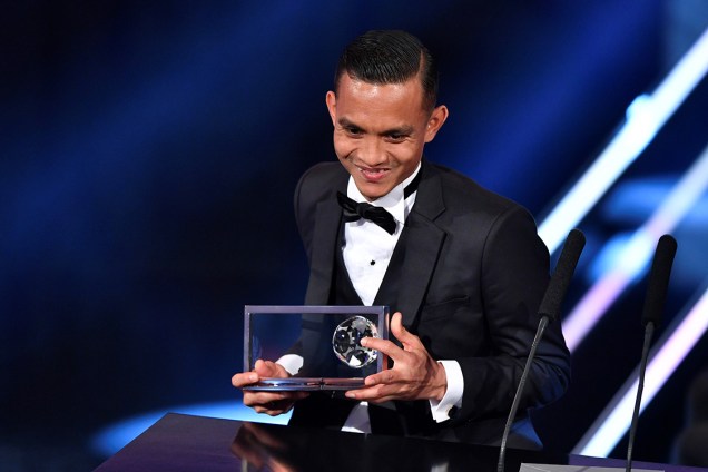 O jogador Mohd Faiz Subri, da Malásia, recebe o prêmio Puskas de gol mais bonito