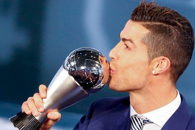 O jogador Cristiano Ronaldo, do Real Madrid, recebe o prêmio Fifa de melhor jogador do mundo