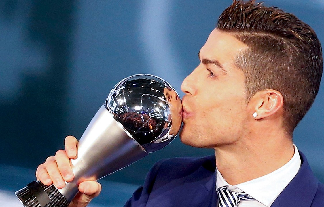 O jogador Cristiano Ronaldo, do Real Madrid, recebe o prêmio Fifa de melhor jogador do mundo pela quarta vez - 09/01/2017
