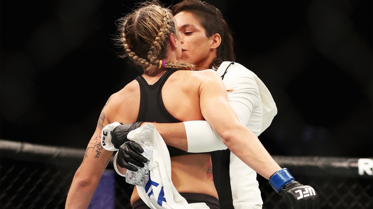 Amanda Nunes e Nina Ansaroff se beijam durante o UFC Fight Night, realizado em Phoenix, no estado americano do Arizona - 15/01/2017