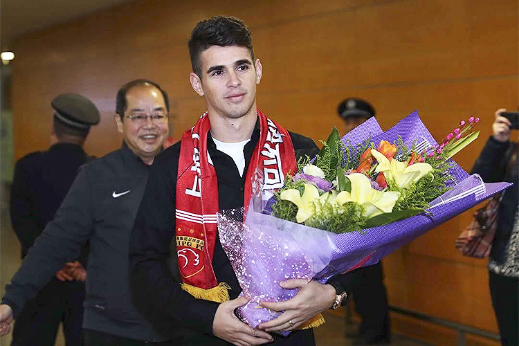 O jogador Oscar é recebido no clube chinês Shanghai SIPG