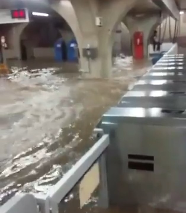 Água invadiu a estação Jardim São Paulo, da Linha 1-Azul, do metrô de São Paulo