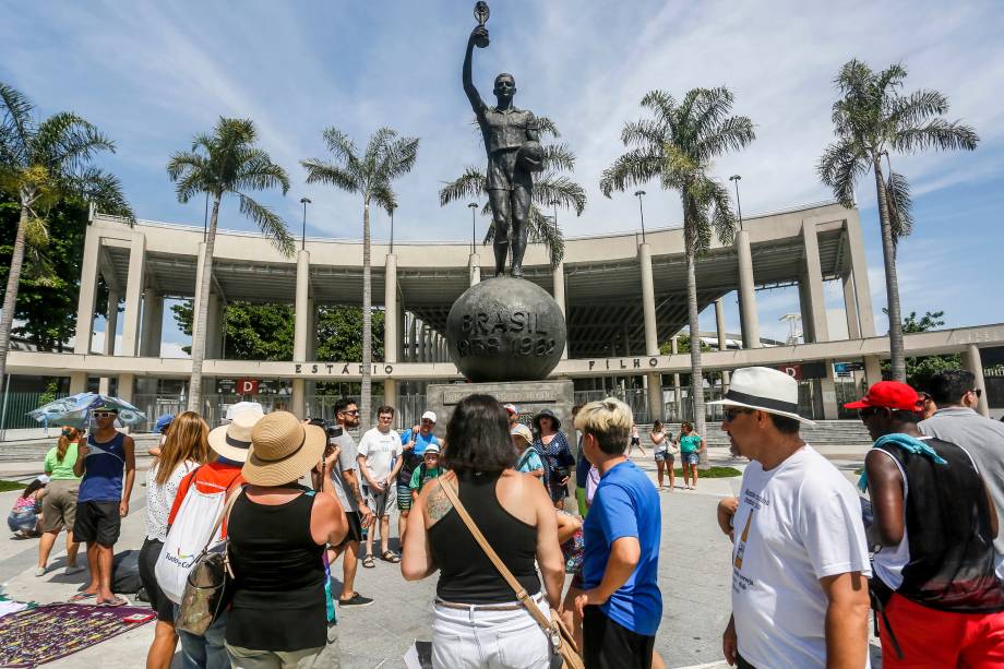 Movimentação de turistas em frente da estátua de Bellini, único ponto de "visitação" do local Movimentação de turistas em frente da estátua de Bellini, único ponto de "visitação" do local