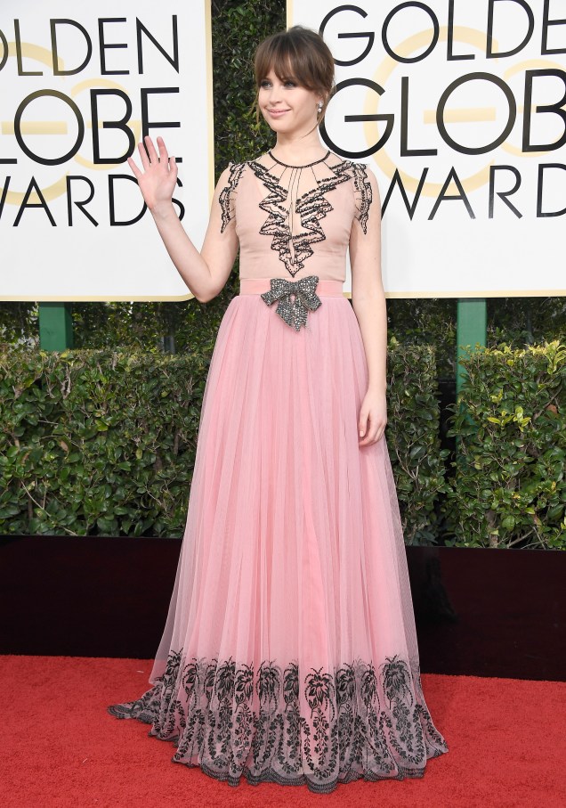 A atriz Felicity Jones chega para o Globo de Ouro 2017, em Los Angeles