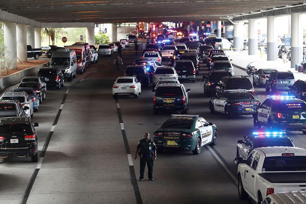 Policiais chegam em aeroporto internacional de Fort Lauderdale, e organizam trânsito após tiroteio que deixou pelo menos 5 mortos, na Flórida, Estados Unidos
