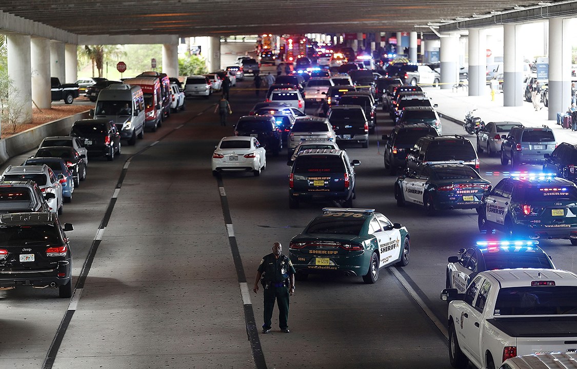 Policiais chegam em aeroporto internacional de Fort Lauderdale, e organizam trânsito após tiroteio que deixou pelo menos 5 mortos, na Flórida, Estados Unidos