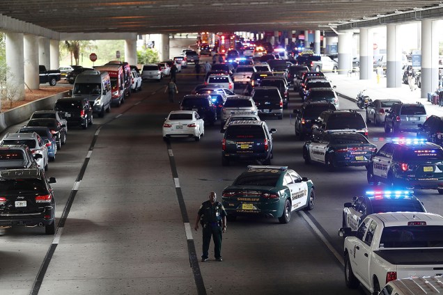 Policiais chegam em aeroporto internacional de Fort Lauderdale, e organizam trânsito após tiroteio que deixou pelo menos 5 mortos, na Flórida, Estados Unidos - 06/01/2017