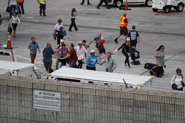 Funcionários do aeroporto internacional de Fort Lauderdale evacuam terminal de aeroporto após tiroteio, na Flórida - 06/01/2017