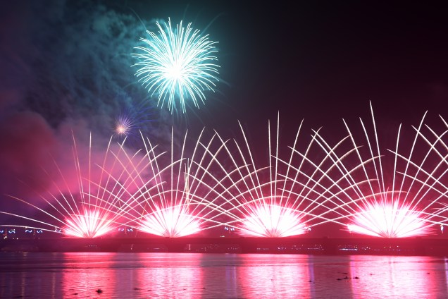Fogos de artifício explodem sobre a ponte General De Gaulle durante as celebrações do Ano Novo em Abidjã, Costa do Marfim