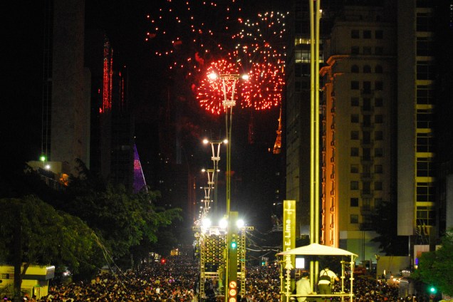 Queima de fotos na Avenida Paulista, durante evento organizado pela Prefeitura para comemorar a chegada do Ano Novo em São Paulo