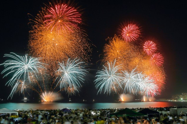 Fogos de artifício marcam a celebração de Ano Novo na praia de Copacabana, no Rio de Janeiro