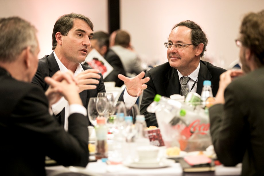 <b>Em uma das mesas de debate, Henrique Braun conversou com o economista Eduardo Giannetti, que também palestrou no Fórum, e outros convidados </b>