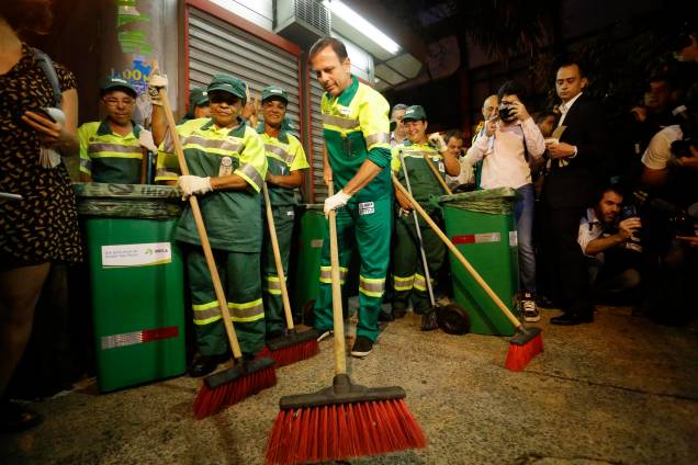 O prefeito de São Paulo (SP), Joao Doria, e integrantes da sua equipe se vestem de gari para realizar uma limpeza na avenida Nove de julho, altura da Praca 14 bis - 02/01/2017 O prefeito de São Paulo (SP), Joao Doria, e integrantes da sua equipe se vestem de gari para realizar uma limpeza na avenida Nove de julho, altura da Praca 14 bis - 02/01/2017
