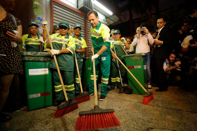 O prefeito de São Paulo (SP), Joao Doria, e integrantes da sua equipe se vestem de gari para realizar uma limpeza na avenida Nove de julho, altura da Praca 14 bis - 02/01/2017