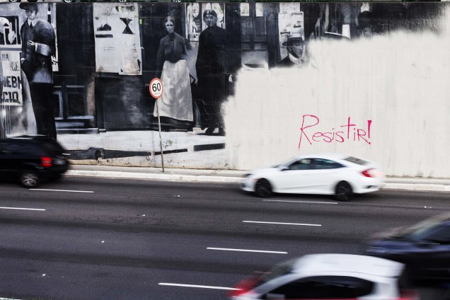 Grafite do Kobra volta a ser alvo dos pichadores na Avenida 23 de Maio, pichadores voltam a pichar muro da avenida 23 de Maio, com a frase RESISTIR - 27/01/2017