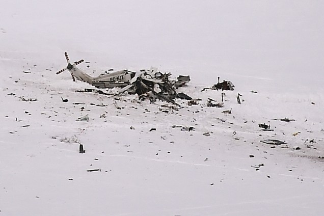 Helicóptero aparece destruido após acidente nas montanhas, na Itália - 24/01/2017