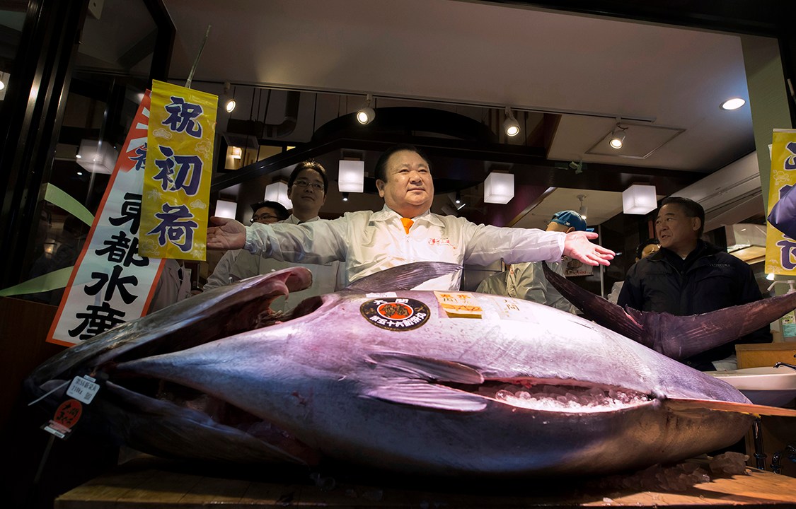 Presidente da Companhia Kiyomura Co., Kiyoshi Kimura, posa ao lado de atum gigante, avaliado em mais de 600.000 dólares