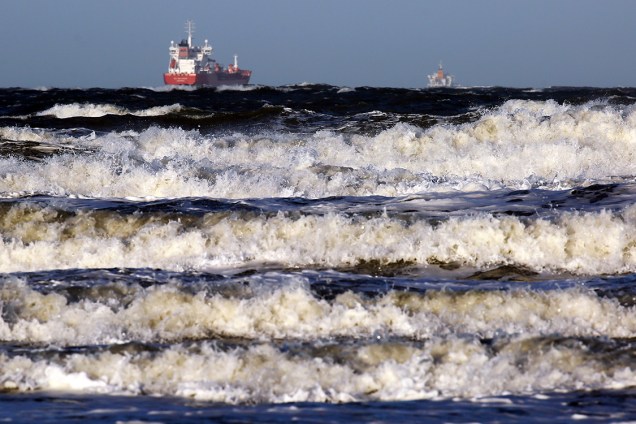 Balsas navegam pelo Mar Báltico durante ressaca, próximo a região de Warnemeunde, nordeste da Alemanha - 04/01/2017