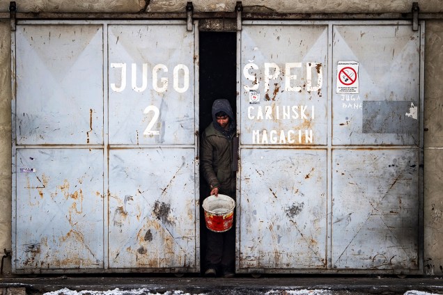 Migrante é fotografado em armazém abandonado em Belgrado, capital da Sérvia - 10/01/2017