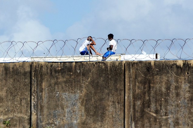 Os detentos da Penitenciária Estadual de Alcaçuz, em Nísia Floresta (RN) continuam soltos dentro da penitenciária onde uma rebelião deixou pelo menos 26 mortos - 24/01/2017