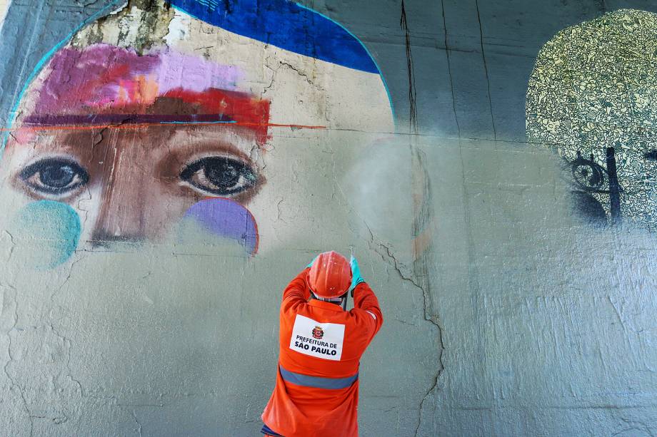 Homens da prefeitura apagam somente a metade dos grafites na avenida 23 de Maio, no centro de São Paulo - 24/01/2017