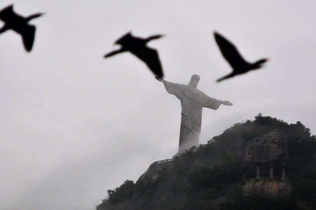 Cristo Redentor visto de Botafogo, Zona Sul do Rio de Janeiro (RJ), no amanhecer desta sexta-feira (20), dia de São Sebastião. O santo, da Igreja Católica, é padroeiro da cidade