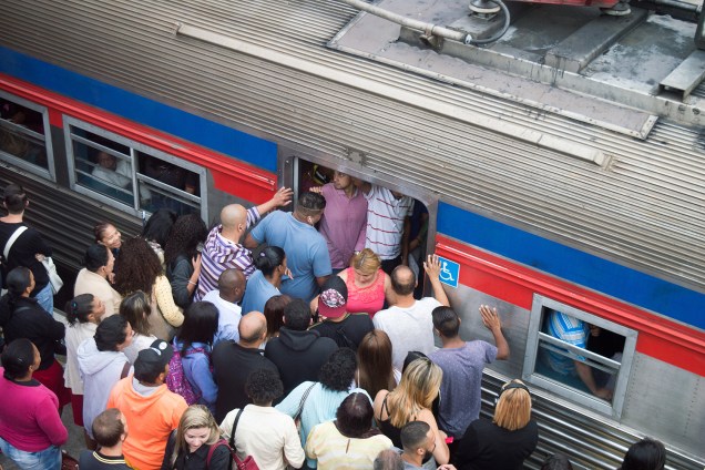 Usuários enfrentam dificuldades para embarcar nos trens da Linha 7-Rubi da CPTM, na estação da Luz em SP - 23/01/2017