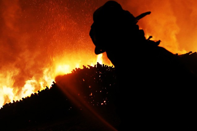 Bombeiro combate incêndio florestal em Santa Olga, um dos piores já registrados no Chile - 27/01/2017