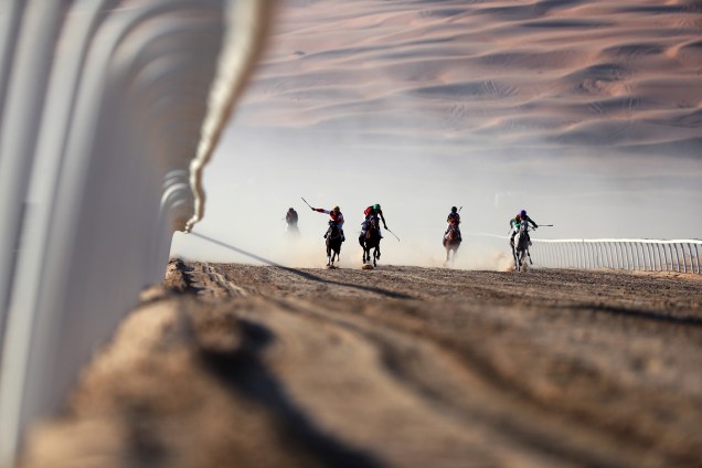 Jóqueis disputam um corrida de cavalos de raça pura durante o Moreeb Dune Festival no deserto de Liwa, nos Emirados Árabes - 03/01/2017