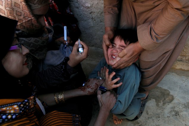 Menino é segurado enquanto recebe a vacina durante campanha contra a poliomielite em Quetta, no Paquistão - 02/01/2017